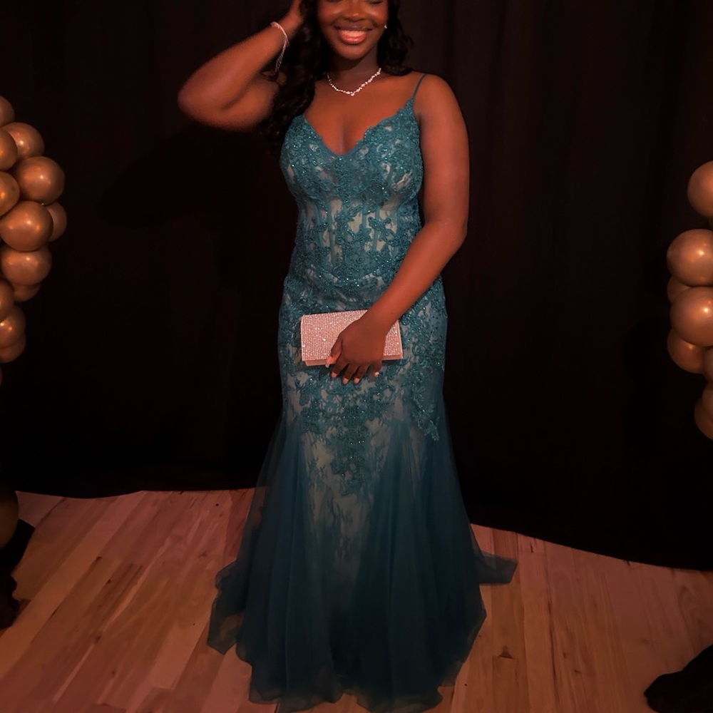 SELLING MY PROM DRESS